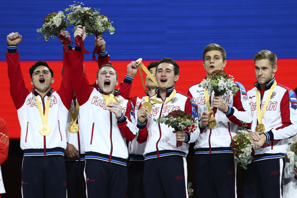 Rysslands lag jublar över sin historiska guldmedalj i lagtävlingen.