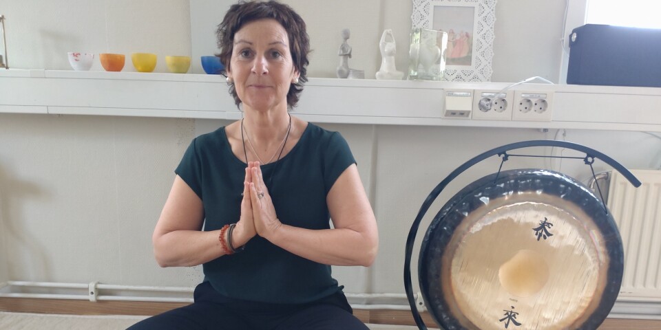 På yogamattan. ”När du väl slappnar av i kropp och sinne, då hittar du dina svar inom dig själv”, säger Marie Folkesson Madisson.