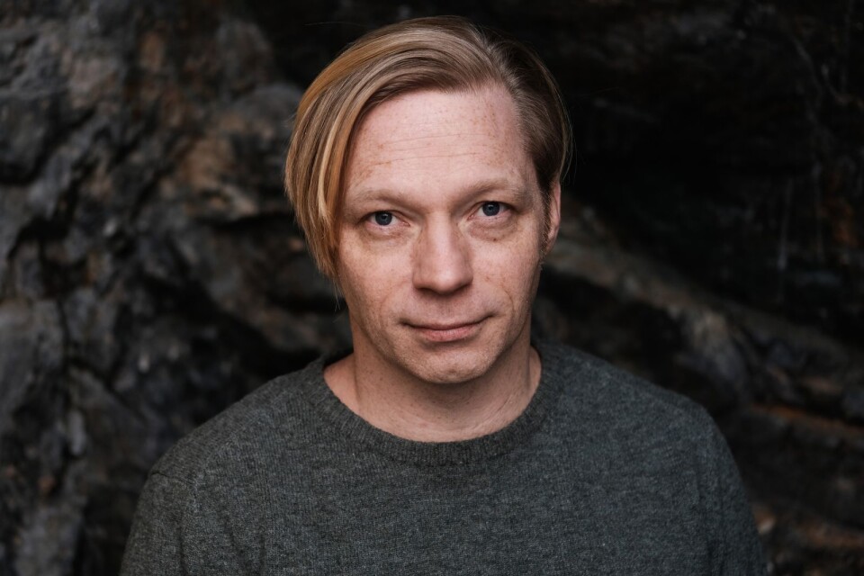 Daniel Gustafsson är debutant, men ingen litterär dununge. Han är professionell översättare från engelska  och ungerska, och har övesatt bland andra László Krasznahorkai.