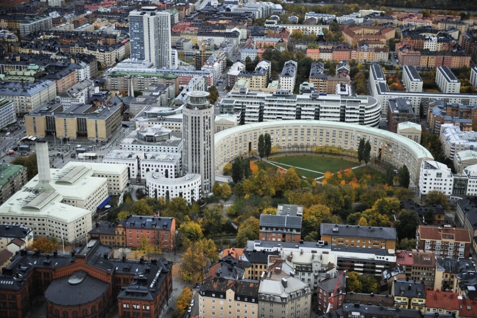 Fatbursparken med den bågliknande byggnaden Bofills båge i Stockholm. Arkivbild.
