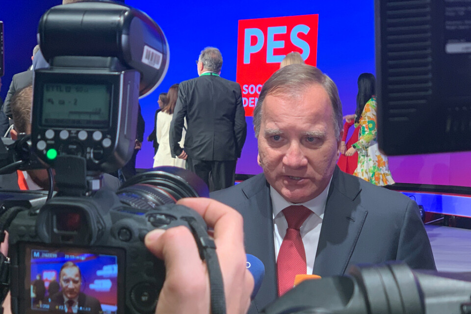 Förre statsministern Stefan Löfven intervjuas efter att ha valts till ordförande för de europeiska socialdemokraternas samarbetsorgan PES på kongressen i Berlin.
