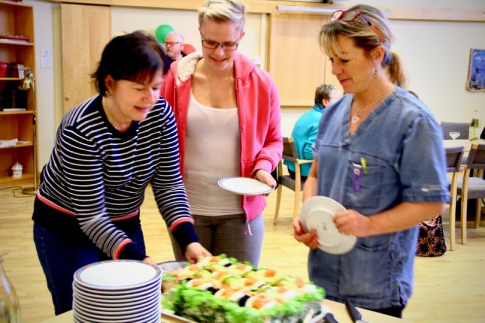 Äppelvägens äldreboende får bra betyg Annika DeCarro, Åsa Hellberg och Elin Johansson var med och firade med tårta.