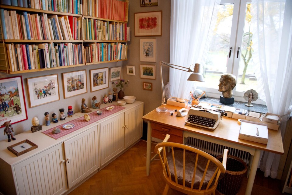 Årets Almapristagare tillkännages i Astrid Lindgrens lägenhet på Dalagatan 46 i Stockholm, som förvaltas av författarens familj. Lägenhet är inget museum, men det går att boka visningar eller besöka den virtuellt.