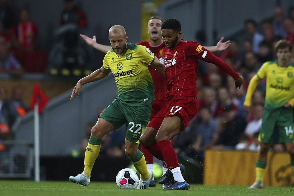 Norwich Citys Teemu Pukki i gult och grönt gjorde lagets första mål i återkomsten i Premier League när han satte 1–4 mot Liverpool.