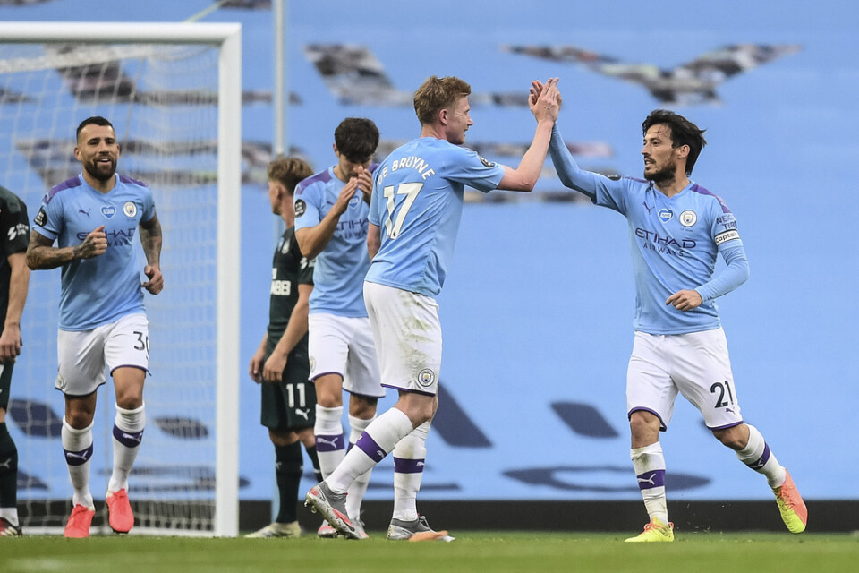 Manchester Citys David Silva, till höger, jublar efter sitt frisparksmål mot Newcastle.