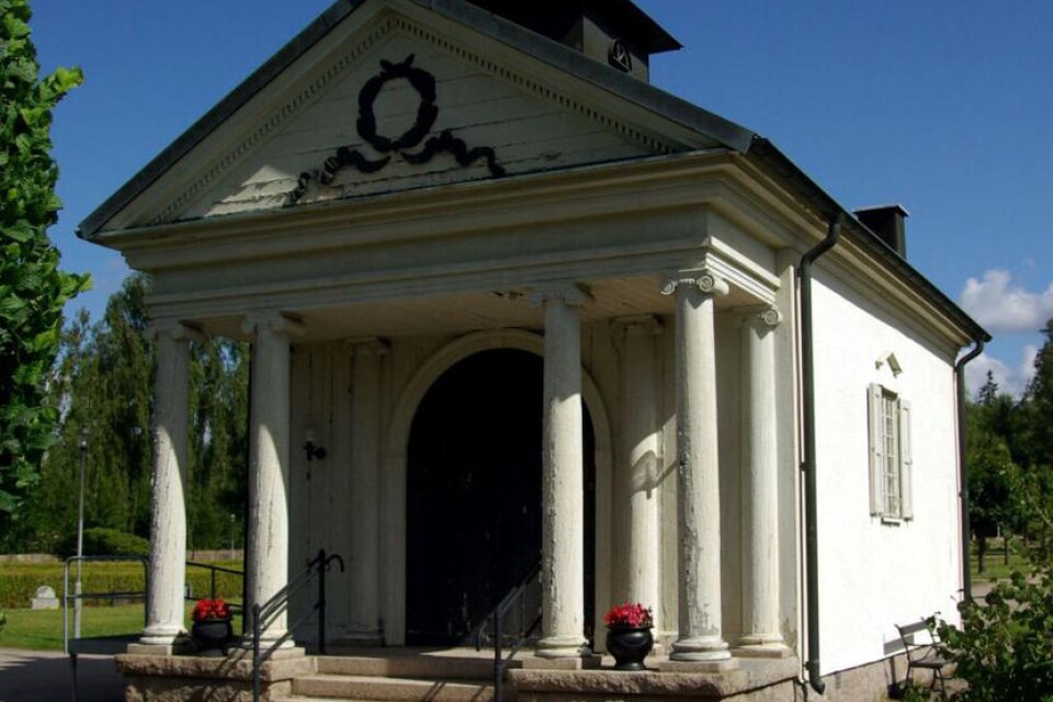 Kapellet förfaller. Färgen flagnar och träet spricker i det forna lusthuset, som används vid borgerliga begravningar och urnsättningar.