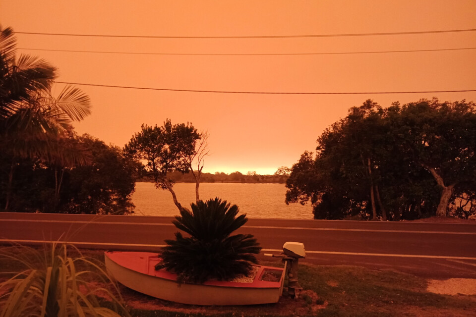 Himlen färgades plötsligt rödorange, som syns på den här bilden som Lisa Severinsson tog på fredagen.