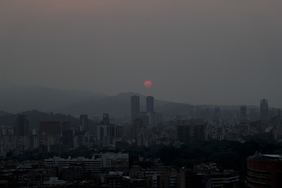Solen stiger över ett strömlöst Caracas. Arkivbild från mars månad i år.