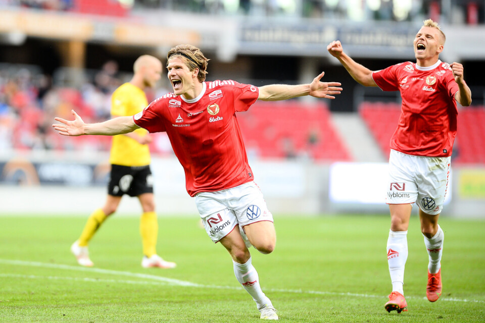 Kalmars Oliver Berg jublar över sitt 1-0 mål.
