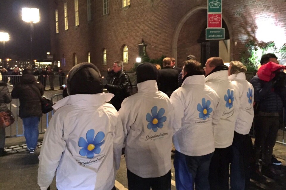 STOCKHOLM 2015-12-10 
SD-sympatisörer utanför Stadshuset i Stockholm.