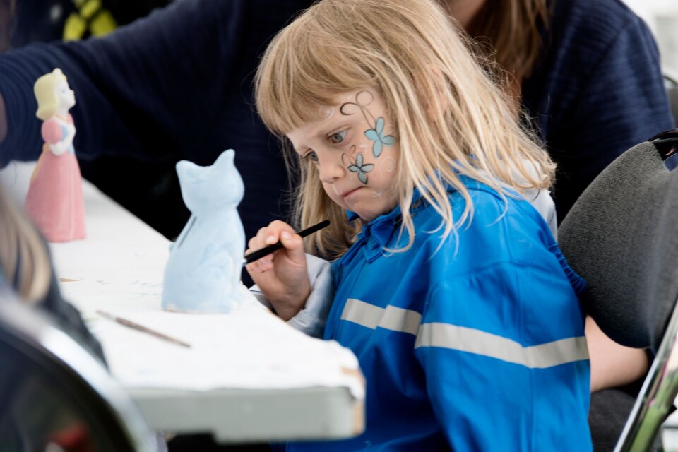Nora Tobiasson, 7, koncentrerar sig när hon färglägger en katt i Teaterparken.