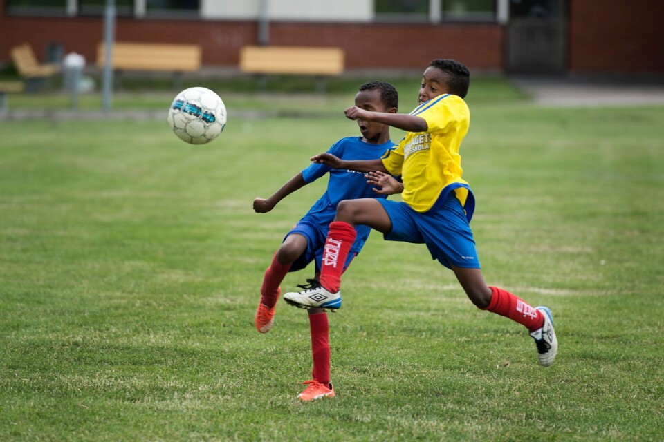 Ungdomar i kamp om bollen under förra årets Ramadan Cup.