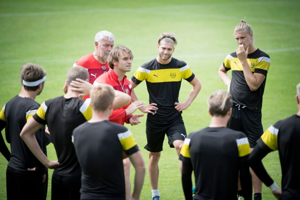 Nye tränaren Milos Milojevic med tisdagens matchförberedande träning inför debuten som Mjällbycoach i bortamatchen mot Lund på onsdag.