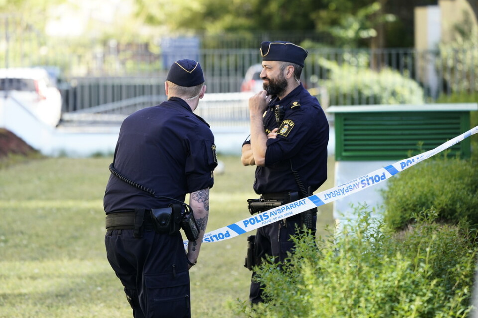 Polis vid avspärrningen efter tisdagens larm om att en kvinna skadats allvarligt vid en misshandel i Malmö. En 49-årig man är nu anhållen misstänkt för mordförsök. Arkivbild.