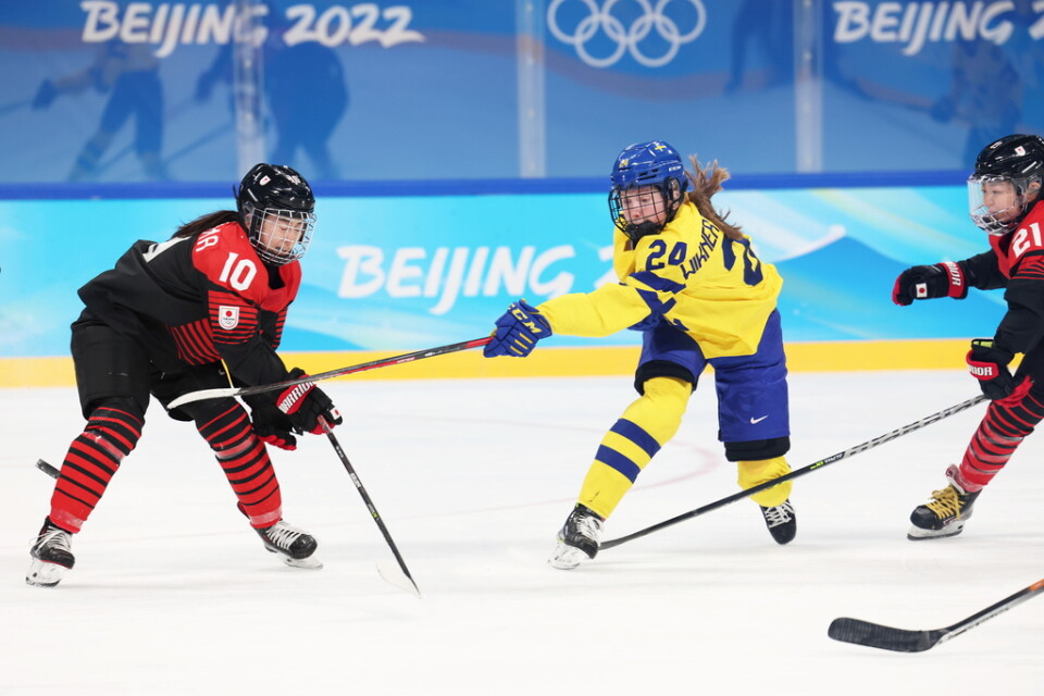 Japans Haruna Hosoyamada och Sveriges Felizia Wikner-Zienkiewicz i den första OS-matchen i Peking.