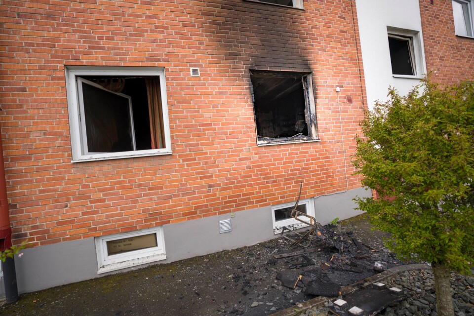 En brand totalförstörde en lägenhet på Tydingegatan i Broby under natten till söndagen.