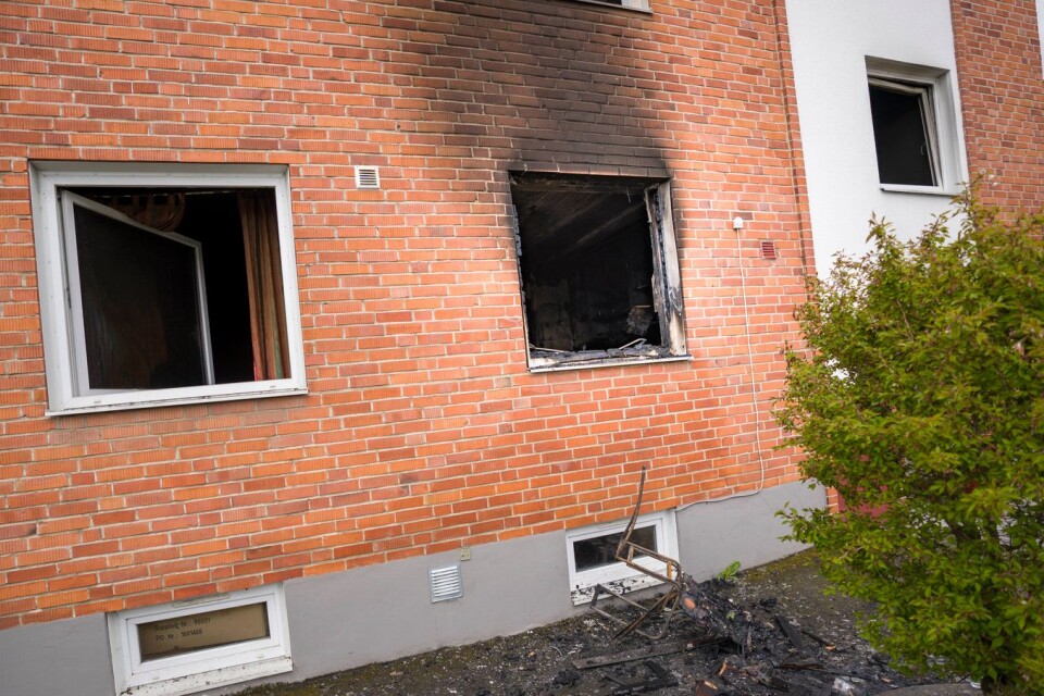 A flat at Tydingegatan in Broby was completely burned out early on Sunday morning.