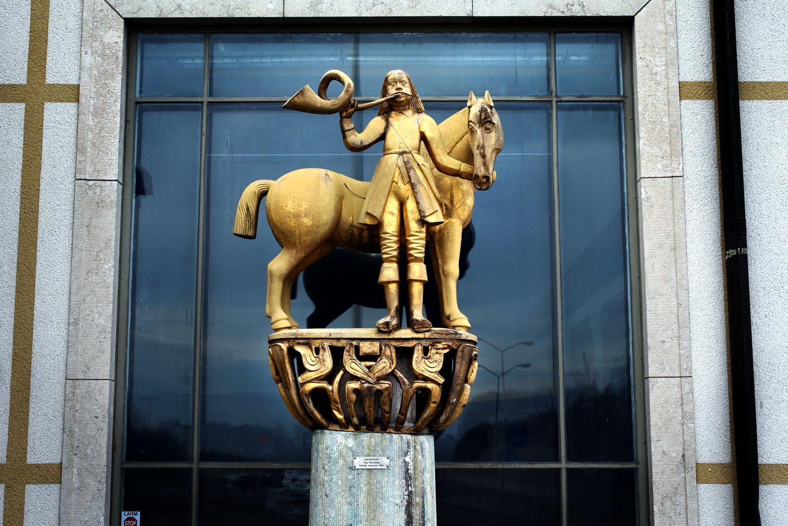 Statyn vid entrén mot Sveaplan föreställer en postbonde med horn. Frågan är om den får vara kvar.