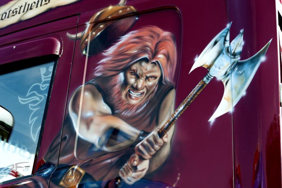 Glänsande målningar. Målningar är vanligt på lastbilar idag.