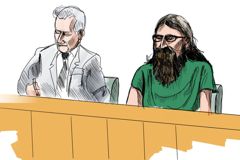 Teckning från rättegången mot Theodor Engström, som åtalats för terroristbrott under Almedalsveckan 2022. Här med sin advokat Staffan Fredriksson.