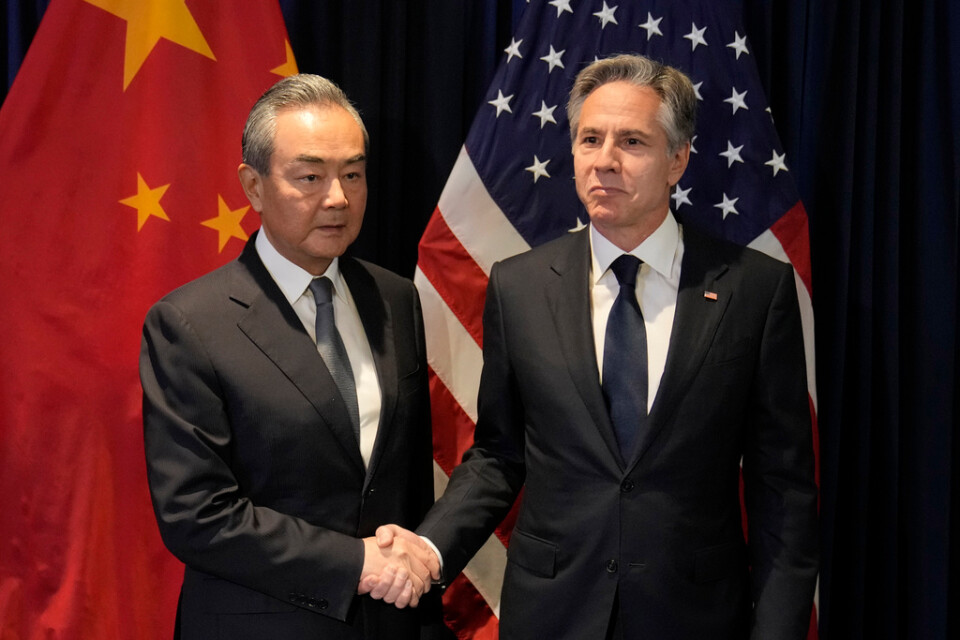 Kinas toppdiplomat Wang Yi skakar hand med USA:s utrikesminister Antony Blinken under torsdagens möte i Jakarta.