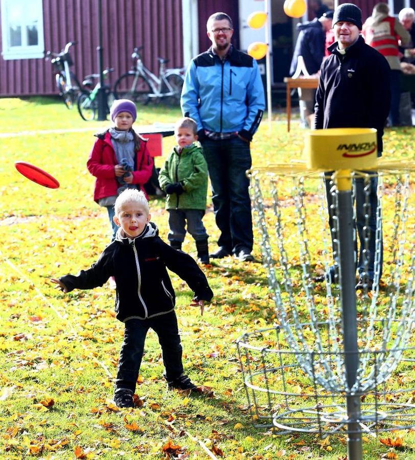 Emil Linnros gjorde sitt genom att kasta frisbee för Världens barn.