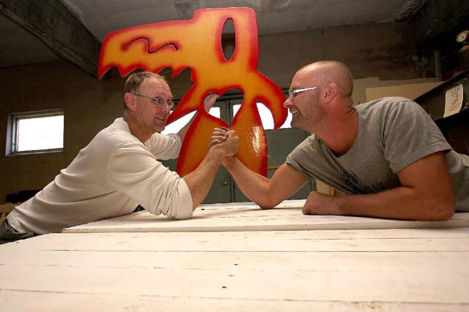 Kreativa kämpar. Tommy Pettersson och Claes Blixt tar till krafttag för att visa upp Gula fabrikens verksamhet. Den arga sågen är fabrikens nya logga som snart kommer att pryda väggen.