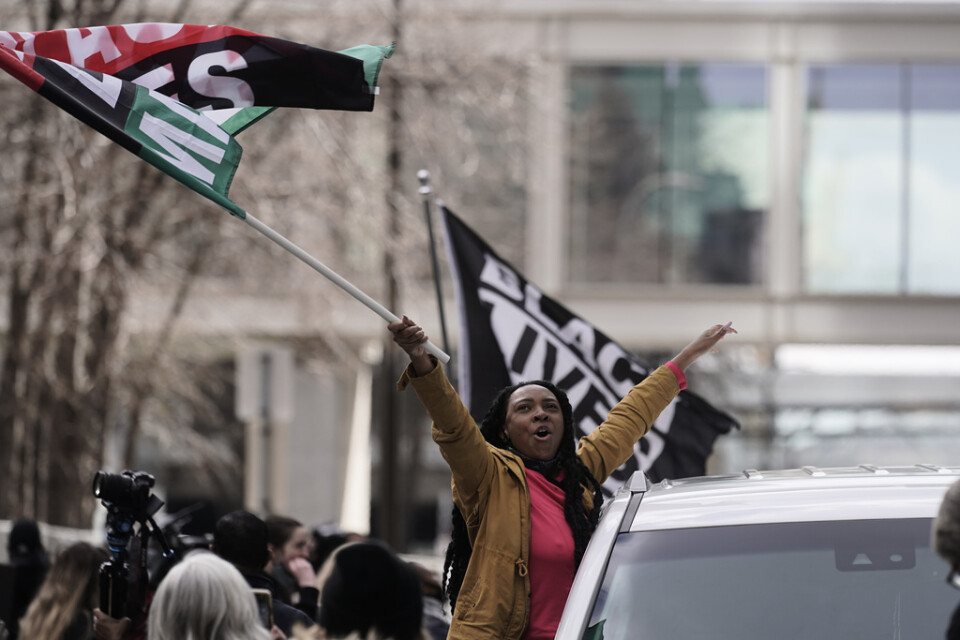 Människor firade på gatorna i Minneapolis efter att domen avkunnats.
