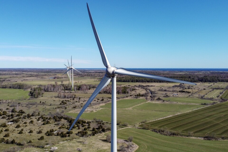 ”Därför är det förvånande att regeringen och SD i sitt program för elnät och fossilfri elproduktion inte nämner landbaserad vindkraft.”