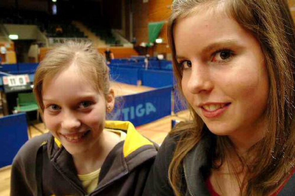 Lovande tjejer. Lisa Rydén, Dänningelanda, och Caroline Olsson, Ljungby BTK, vann många matcher i Värendsspelen. Caroline vann hela tre klasser.Foto: FILIP SJÖFORS