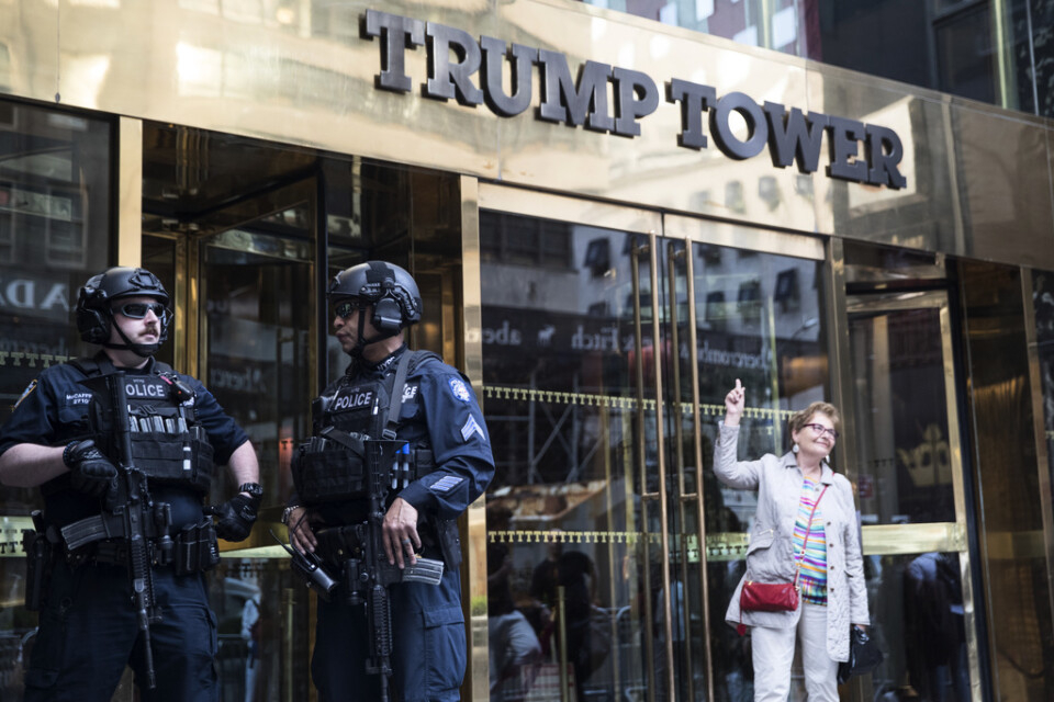 En turist poserar framför Trump Tower, som varit Donald Trumps bostad i centrala New York. Bilden är från i maj i år.