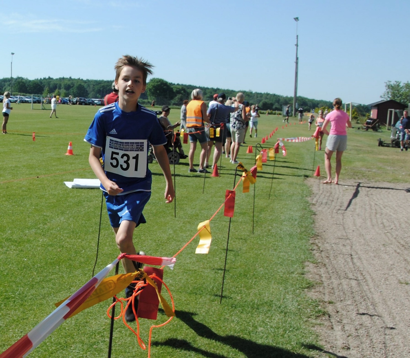 Maximilian Isaksson, 10, stormar mot seger i Löparkalleknaten på Västra Hed. Han har tidigare kommit tvåa i loppet och i år fick han alltså korsa mållinjen först.