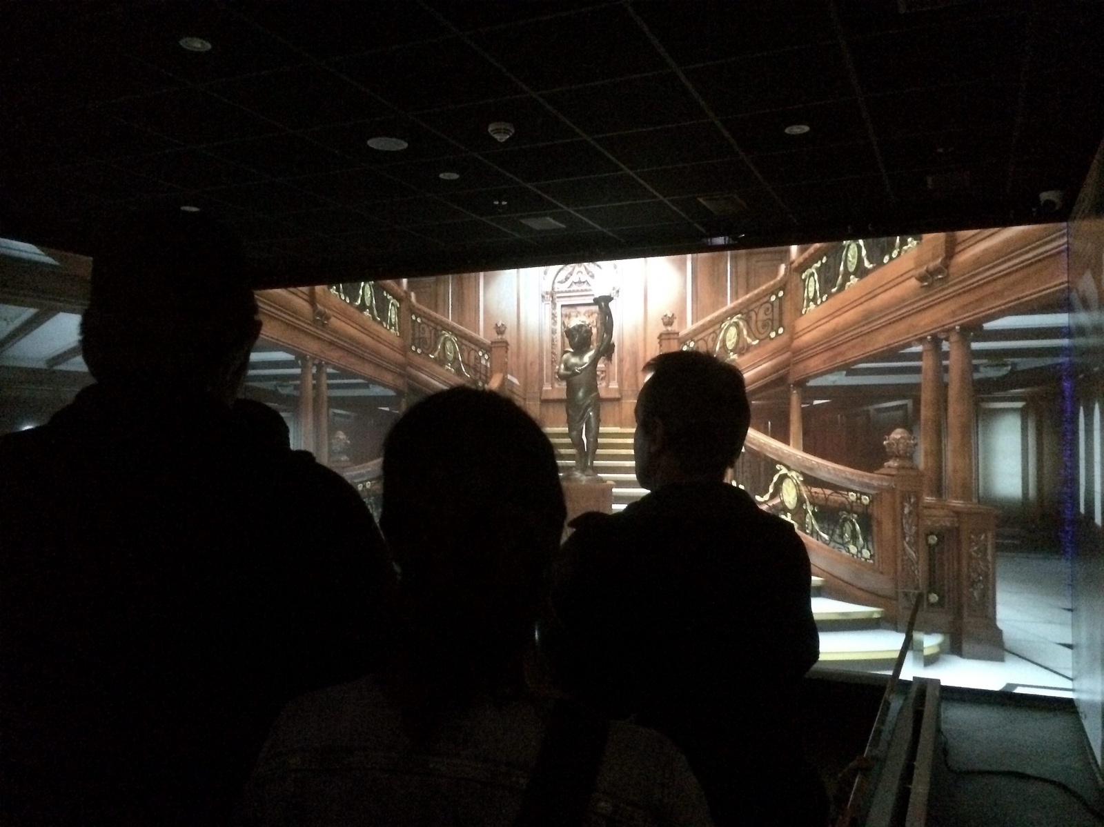 Publik spanar in The Grand Starcase på Titanic i 3 D.
