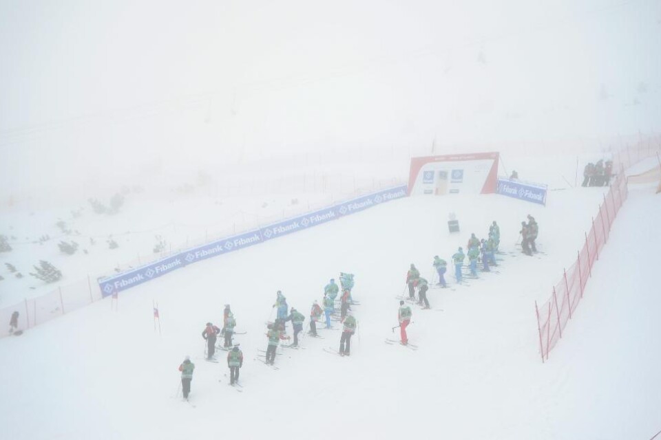 Dimma har tills vidare satt stopp för de alpina tävlingarna både i Tyskland och Bulgarien. I Garmisch-Partenkirchen har starten för herrarnas störtlopp skjutits fram i hopp om att sikten ska bli bättre och i Bansko stoppades damernas super-G efter att