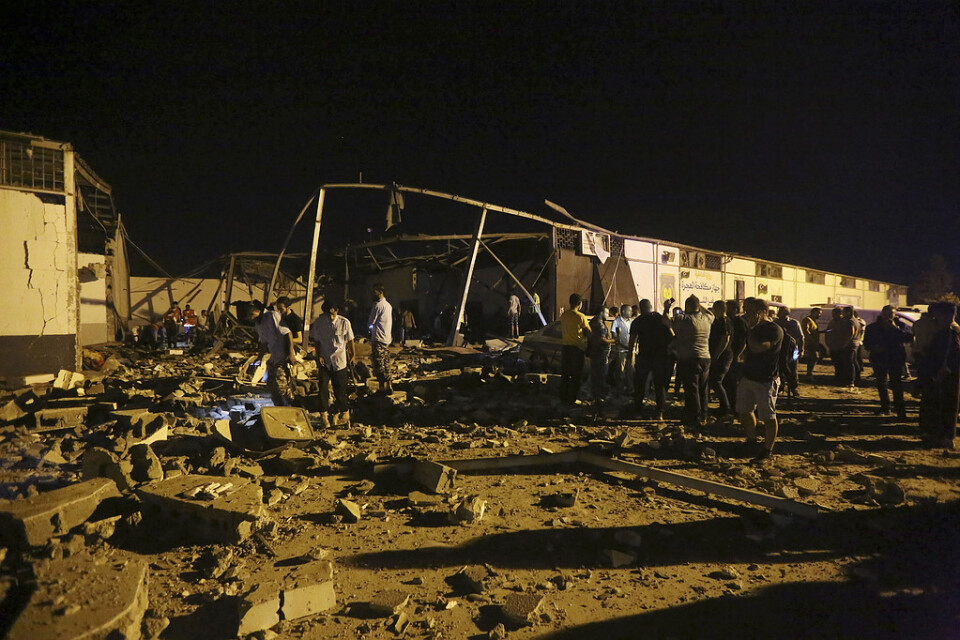 Räddningsarbetare gräver fram döda efter luftangreppet mot migrantlägret Tajoura.