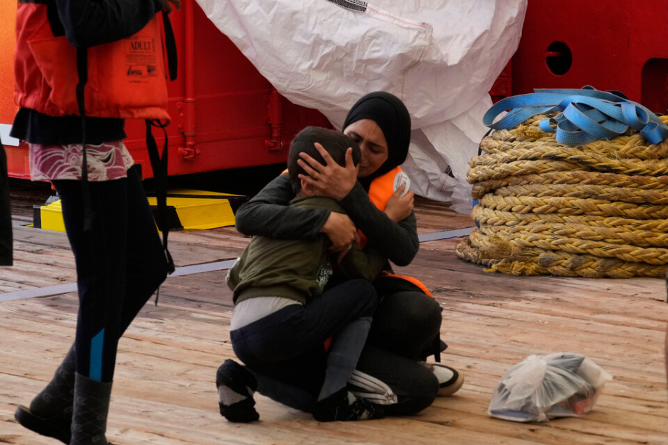En syrisk kvinna kramar sitt barn efter att ha räddats till havs i Medelhavet under ett försök att ta sig till Europa. Bild från september.
