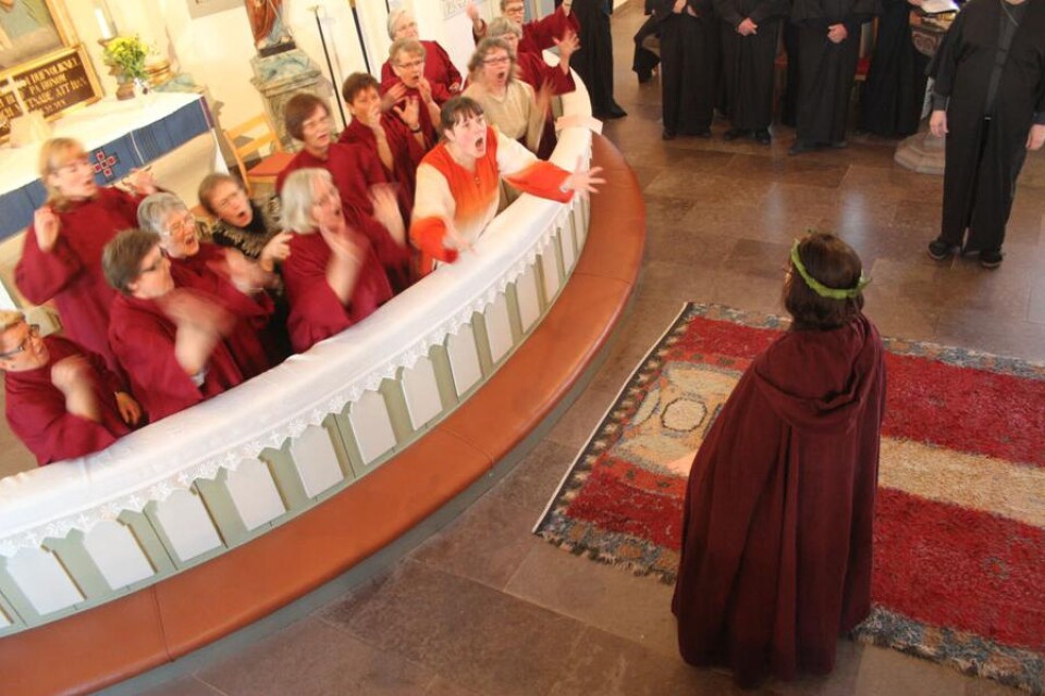 Korsfäst! ropar folkhopen och Pontius Pilatus (Marie Alvhäll) låter det ske. Bilden från repetitionen i Högby kyrka.