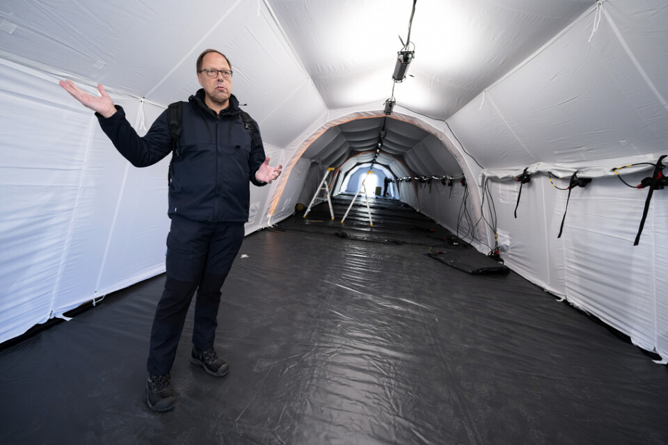 Thomas Hernes, Socialstyrelsen, förevisar tälten där intensivvårdsplatserna kommer att vara i det civila tältsjukhuset utanför Lasarettet i Helsingborg.
