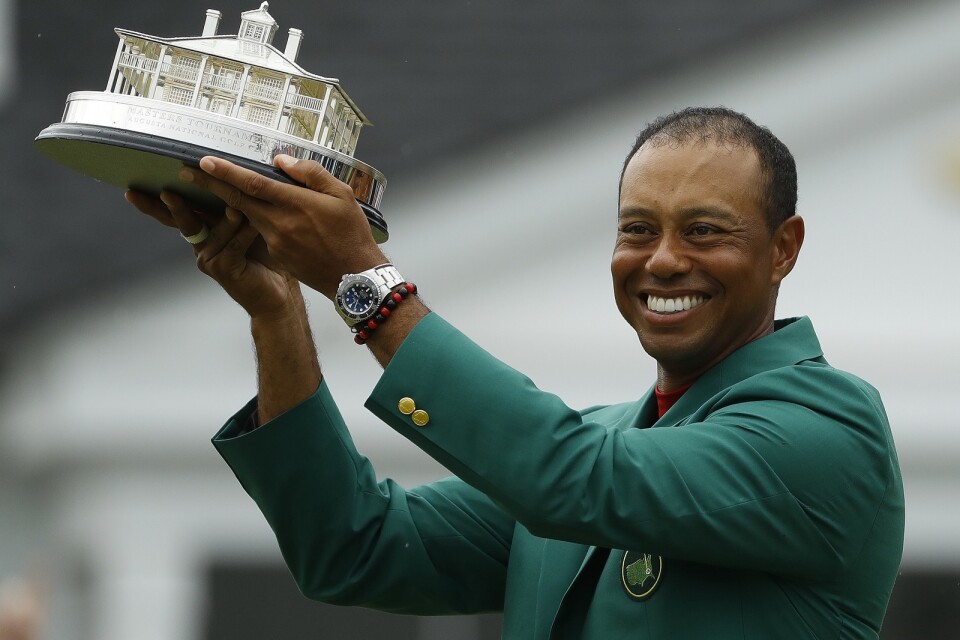 Tiger Woods med segertrofén i US Masters i fjol. I går kväll hade han en egen mästarmiddag, eftersom årets tävling är framflyttad.