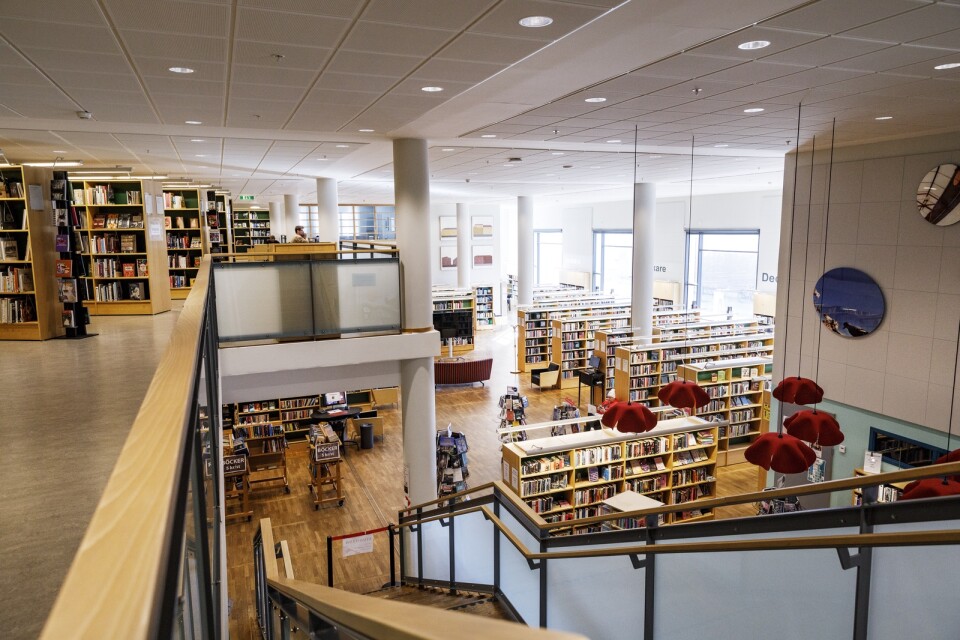Samtliga klimatböcker på biblioteket i Hässleholm står på samma sida i debatten. Det bör ändras på, tycker debattören.