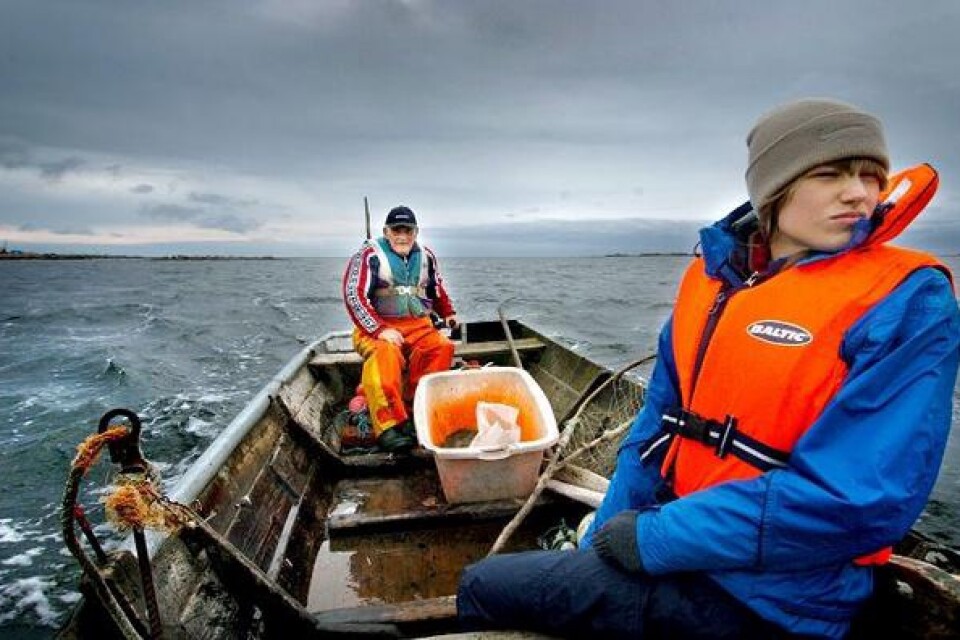 Matildha Persson hjälper sin farfar Ove Persson att bedriva kustnära fiske utanför Tosteberga. Bilder: Lasse Ottosson