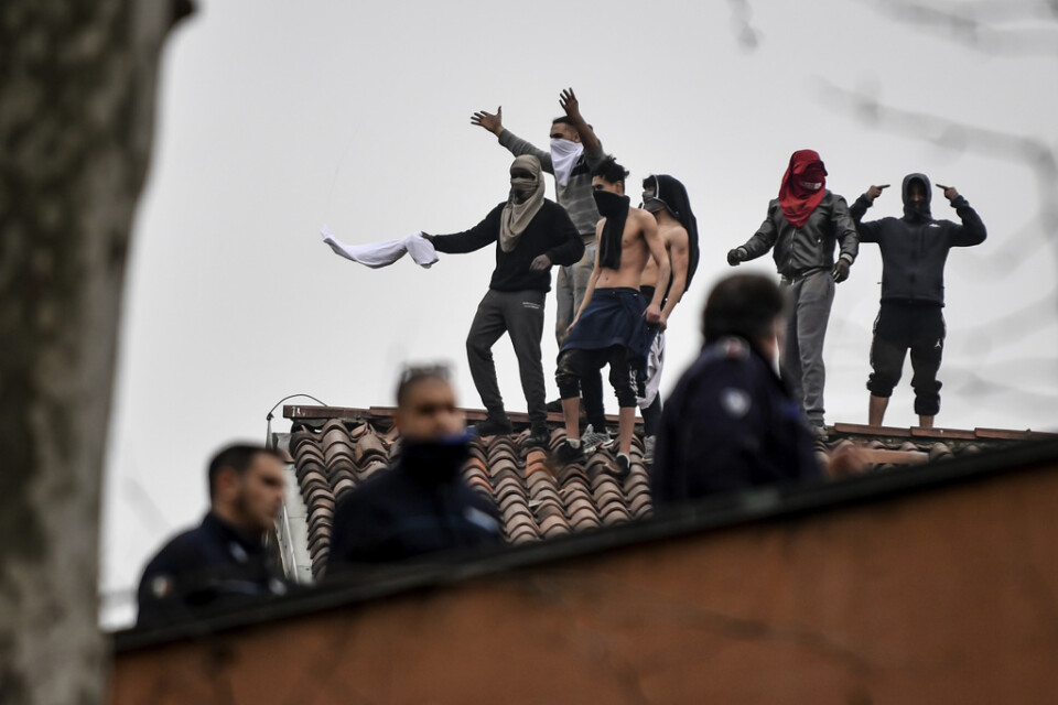 Fångar i protest mot nya regler som införts för att hantera coronapandemin i Milano i Italien.