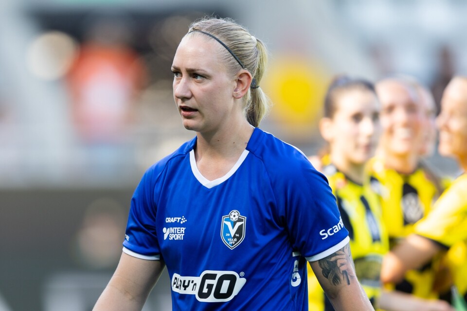 Växjö DFF:s målvakt Louise Högrell Ledbetter deppar efter att Häcken gjort mål.