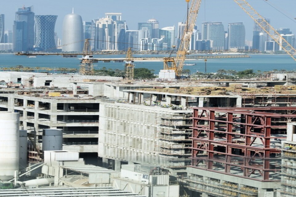 I Qatar är arbetsvillkoren för de migrantarbetare som bygger arenorna inför fotbolls-VM 2022 usla, enligt fackförbundet Byggnads.