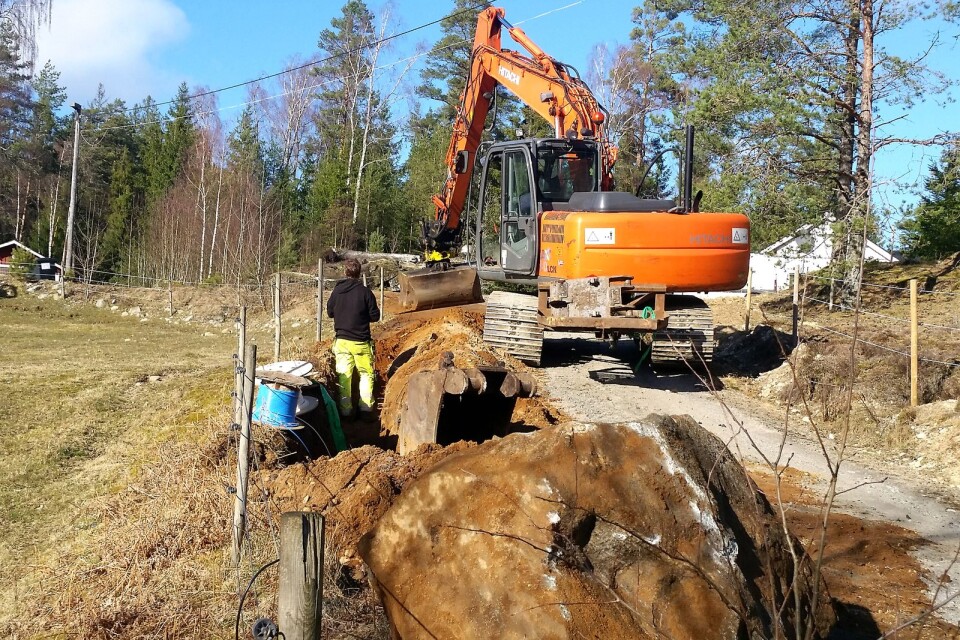 Det har varit en hel del schaktande genom stenig mark under processen att lägga fiber åt Ömmern-Östra Nedsjöns fiberförening.