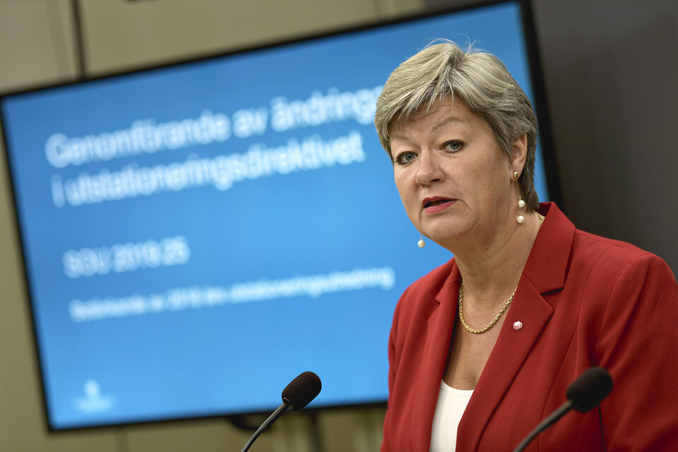 Arbetsmarknadsminister Ylva Johansson (S) tar emot utstationeringsutredningen under en pressträff i Rosenbad.