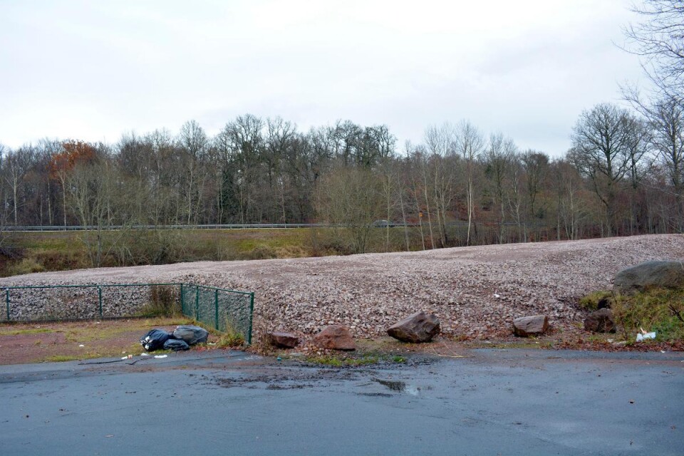 Någon har redan börjat slänga sopor vid platsen för den nya avfallsanläggningen vid Energivägen. Foto: Peter Maunula