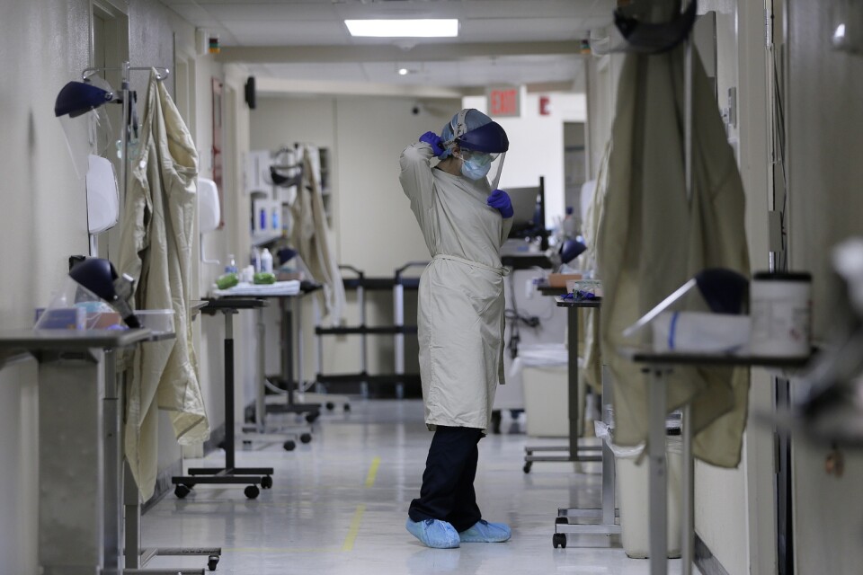 En sjuksköterska byter skyddsutrustning på ett sjukhus i El Paso, Texas. Bild från i november.