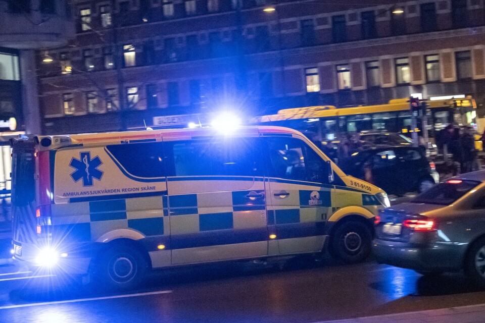Två personer har förts till sjukhus med allvarliga skador efter en frontalkrock i Malmö. Arkivbild.