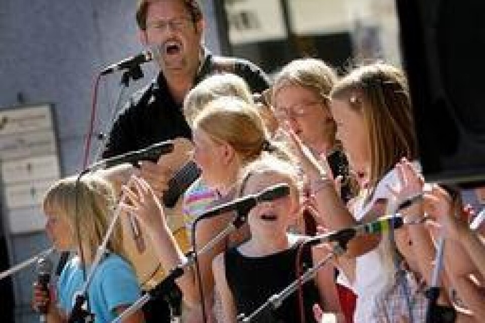 Perla Bjurenstedt sjöng tillsammans med 15 barn på Lilla torg på lördagen. Bild: Olof Abrahamsson